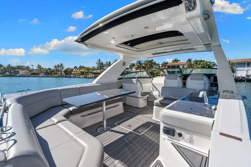  Yacht Photos Pics 2020 Sea Ray 400 SLX Outboard luxury boat with spacious seating and modern amenities.