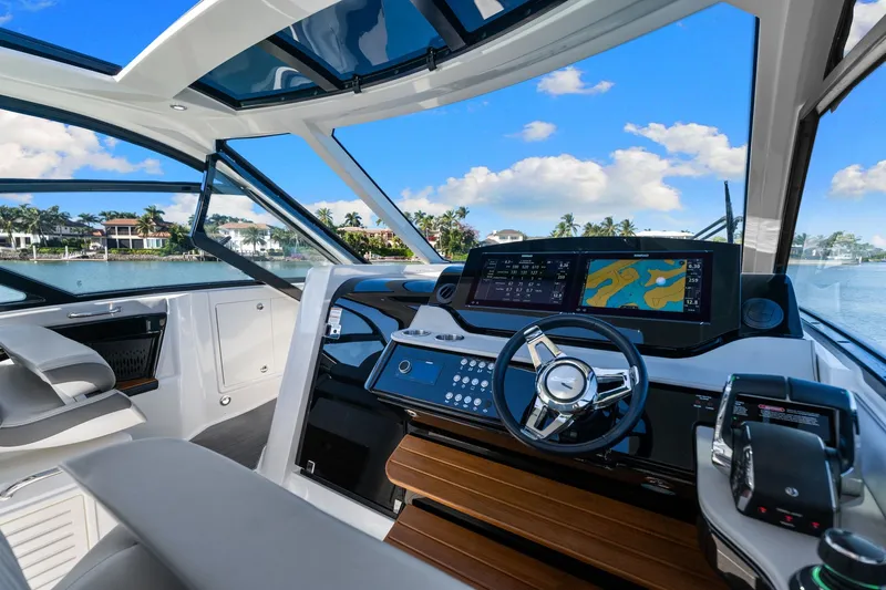  Yacht Photos Pics 2020 Sea Ray 400 SLX Outboard helm with advanced navigation system and luxurious interior.
