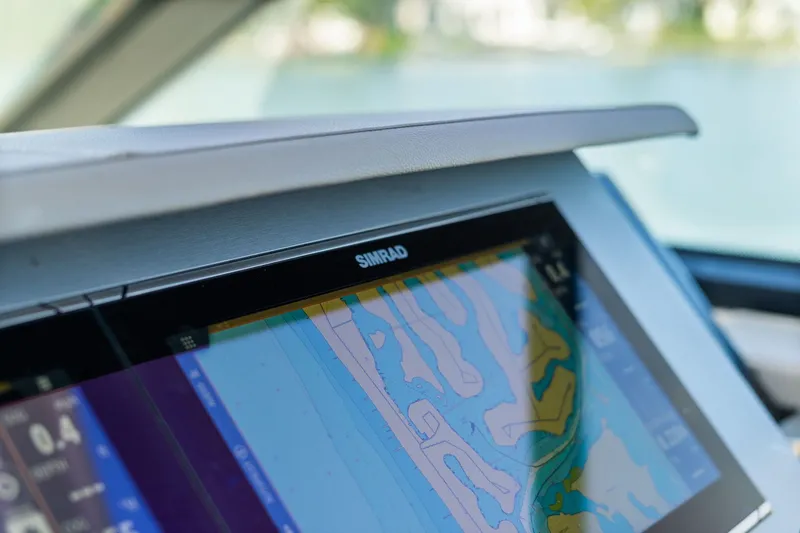  Yacht Photos Pics Simrad navigation system on Sea Ray 400 SLX Outboard 2020.