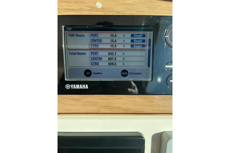  Yacht Photos Pics Yamaha display showing engine hours for Grady-White Freedom 375, 2015 model.