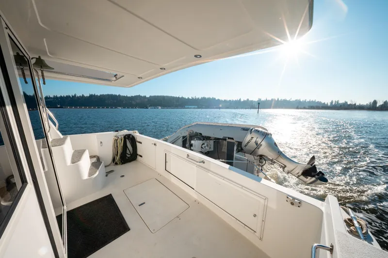  Yacht Photos Pics 2003 Navigator 3900 yacht deck with scenic water view and bright sunlight.