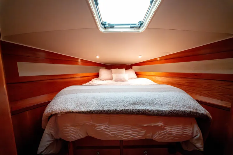  Yacht Photos Pics Cozy bedroom in 2003 Navigator 3900 yacht with wooden accents and skylight.