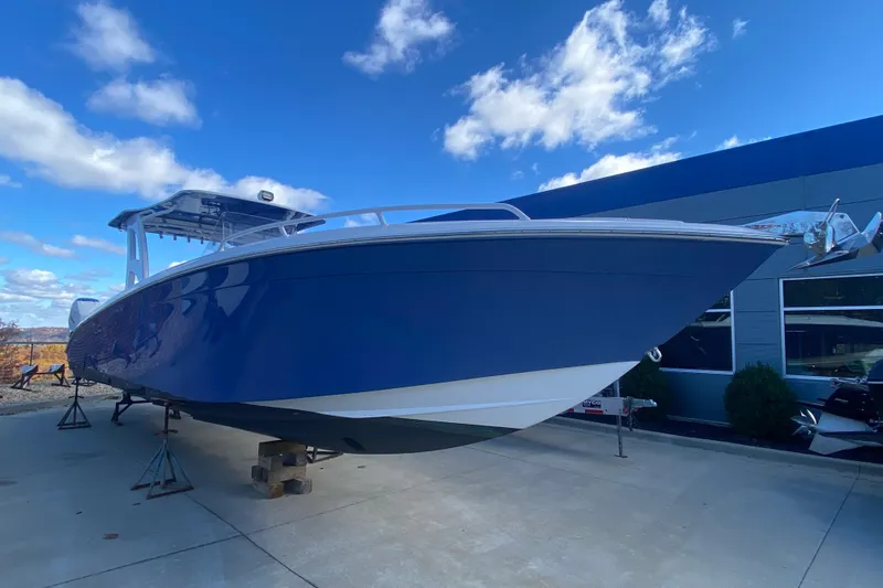  Yacht Photos Pics 2017 Midnight Express 39S Cuddy boat displayed outdoors under a blue sky.