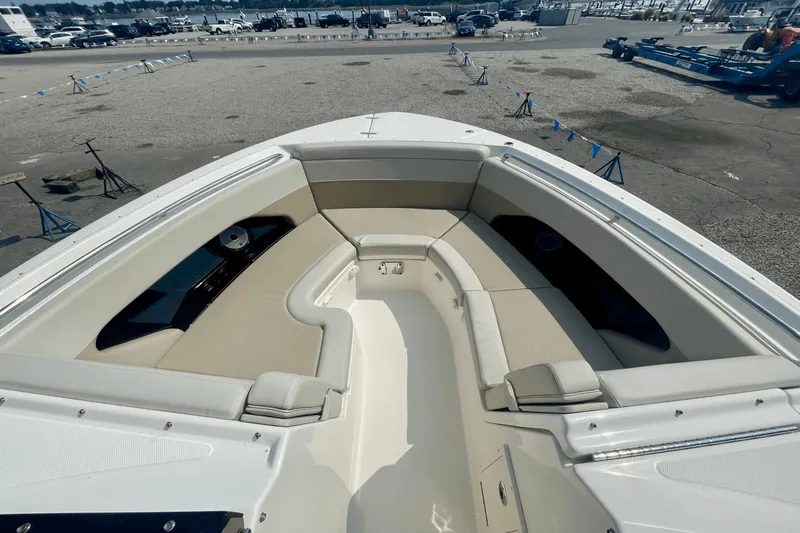  Yacht Photos Pics Boston Whaler 280 Vantage 2022, spacious bow area at the dock.