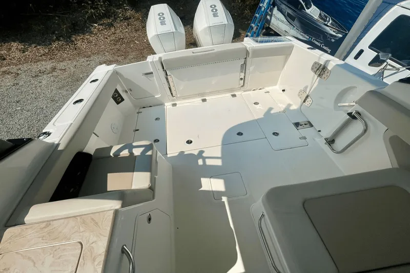  Yacht Photos Pics Interior of a 2022 Boston Whaler 280 Vantage boat.