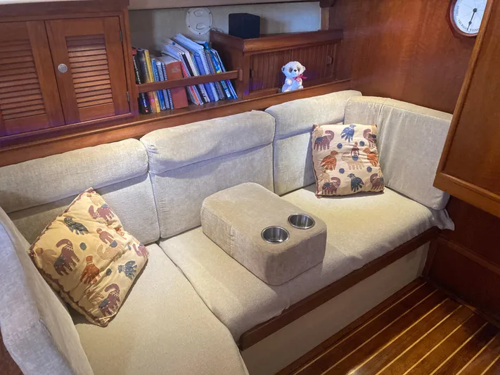 Andante Yacht Photos Pics Cozy 1995 Island Packet 37 sailboat interior with beige seating and decorative pillows.