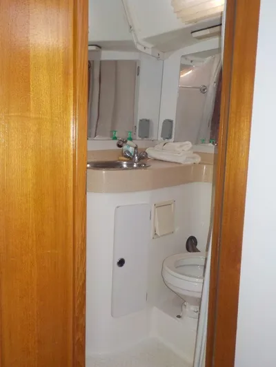 Brisa Surena Yacht Photos Pics Forward Stateroom Head