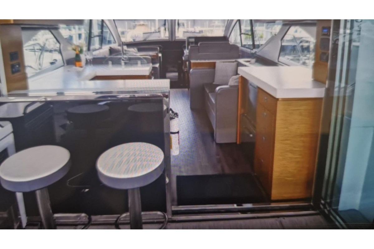 2019 Cruisers Yachts 54 