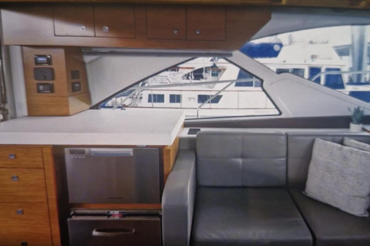 2019 Cruisers Yachts 54 