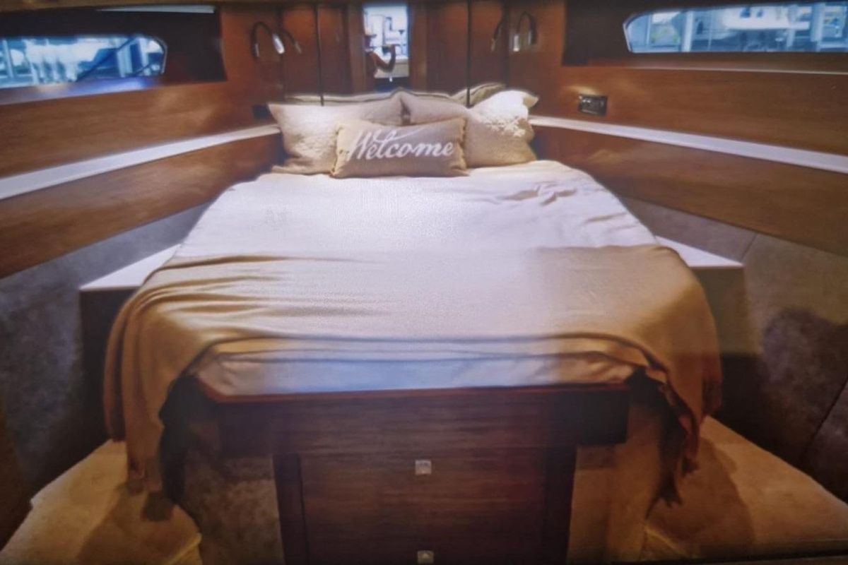 2019 Cruisers Yachts 54 