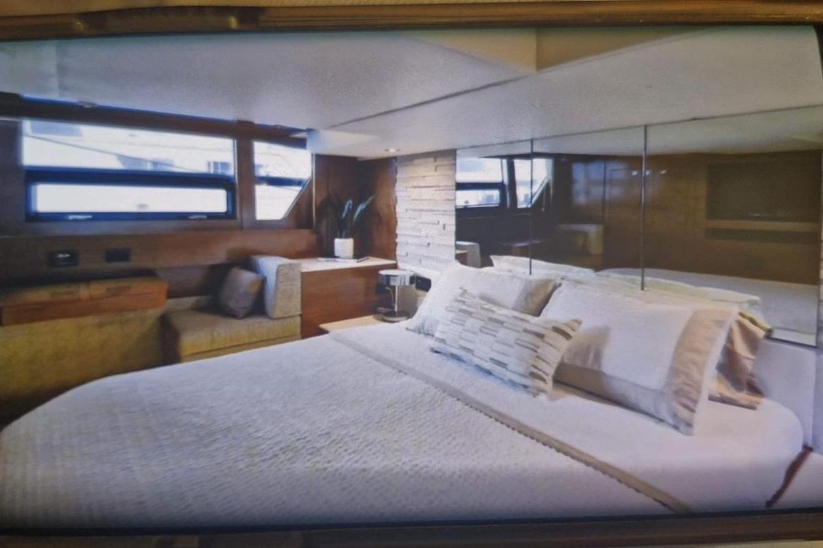 2019 Cruisers Yachts 54 