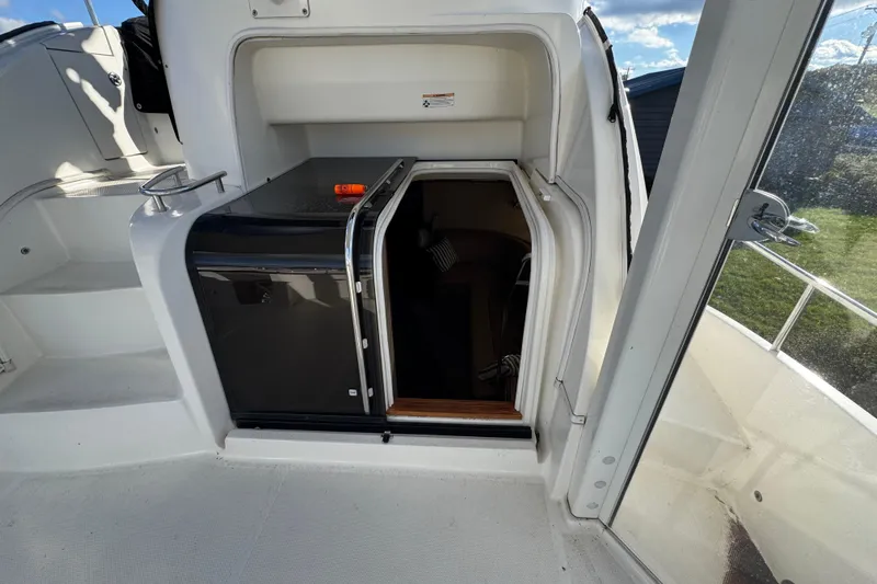 Comfort Zone Yacht Photos Pics 2005 Meridian 368 Motoryacht cabin entrance with steps and open door.