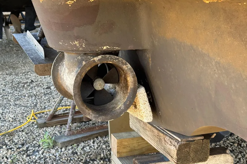 Comfort Zone Yacht Photos Pics 2005 Meridian 368 Motoryacht propeller and hull on wooden blocks.