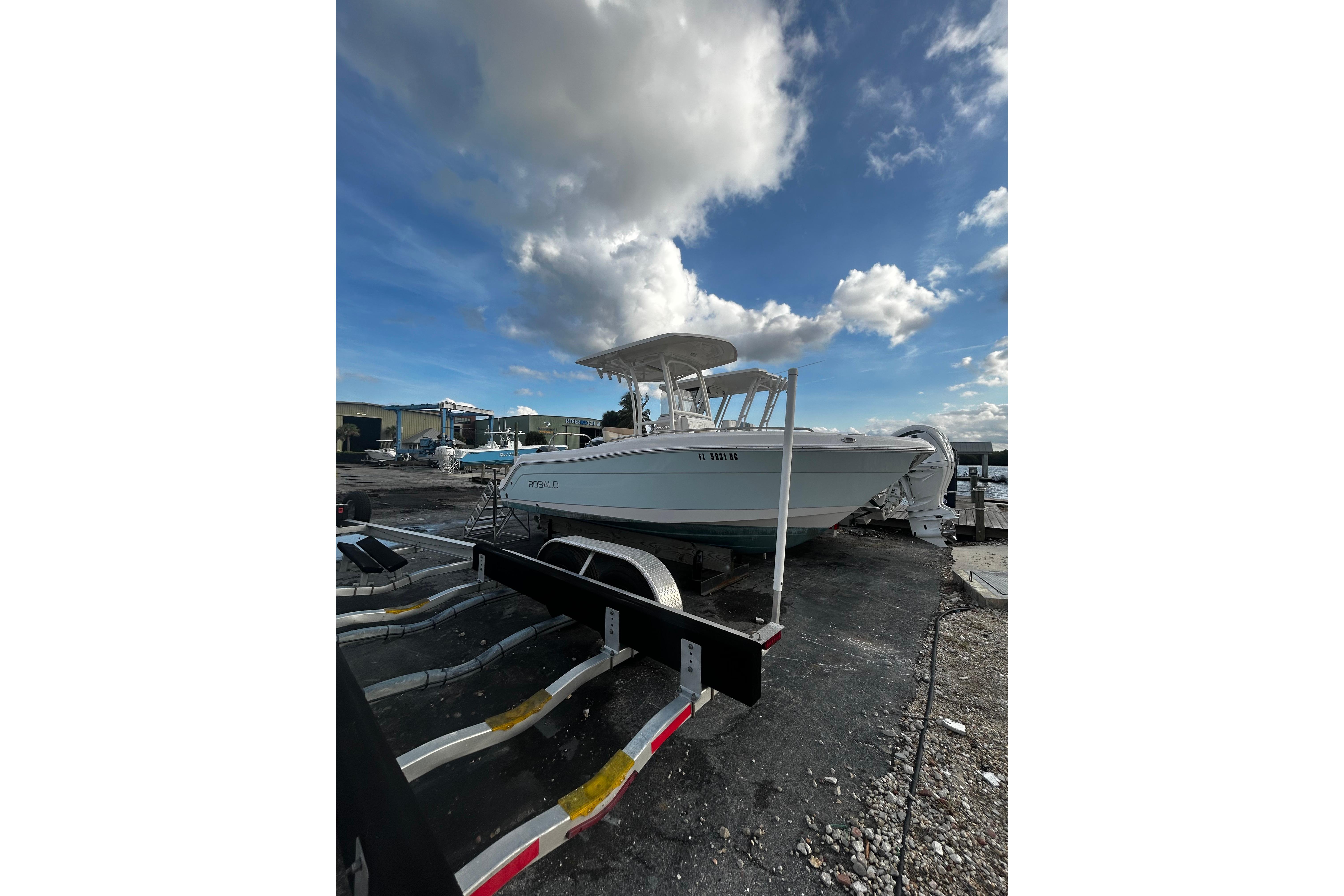 2016 Robalo R222 Center Console - Image 1