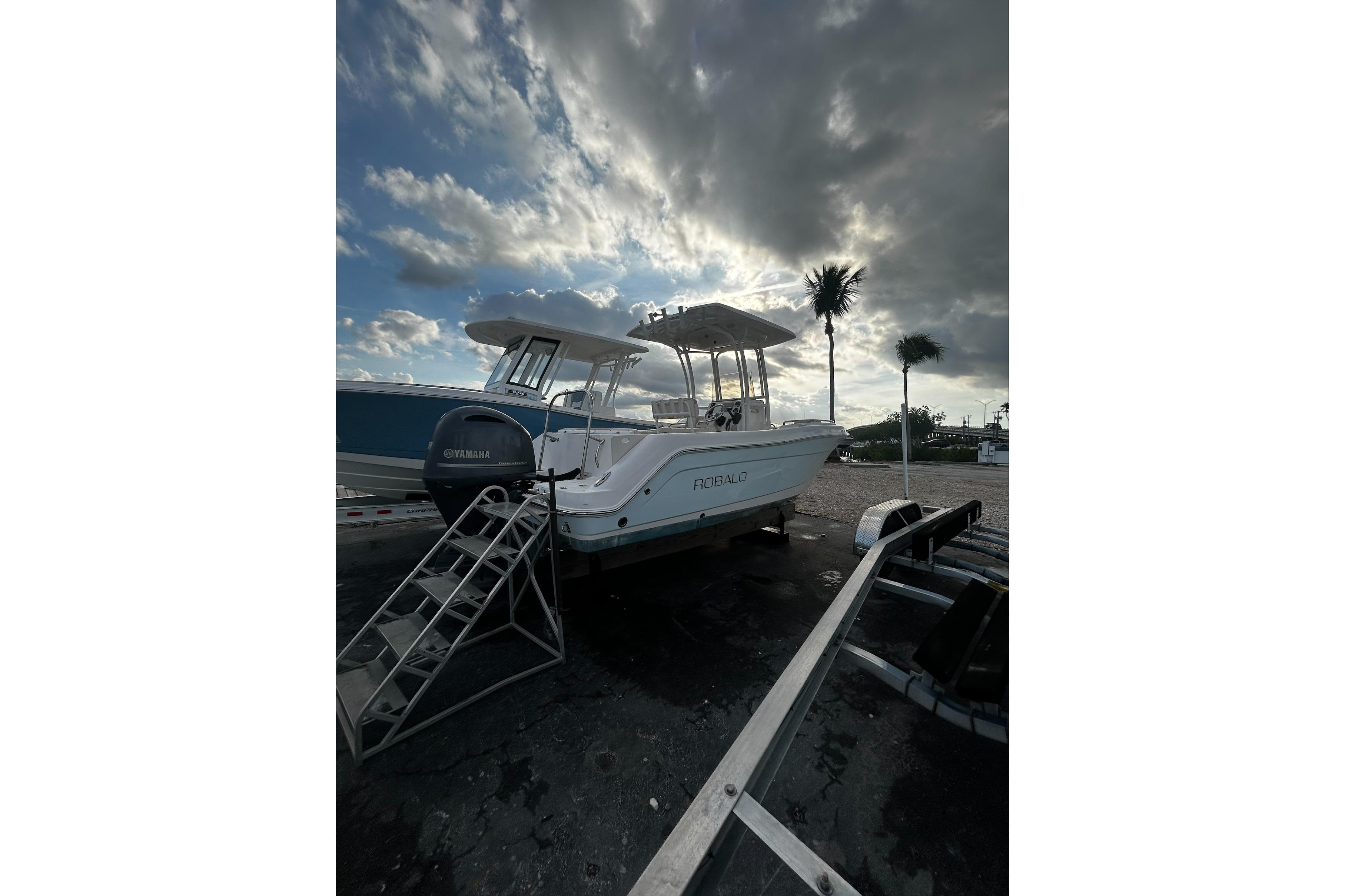 2016 Robalo R222 Center Console - Image 2