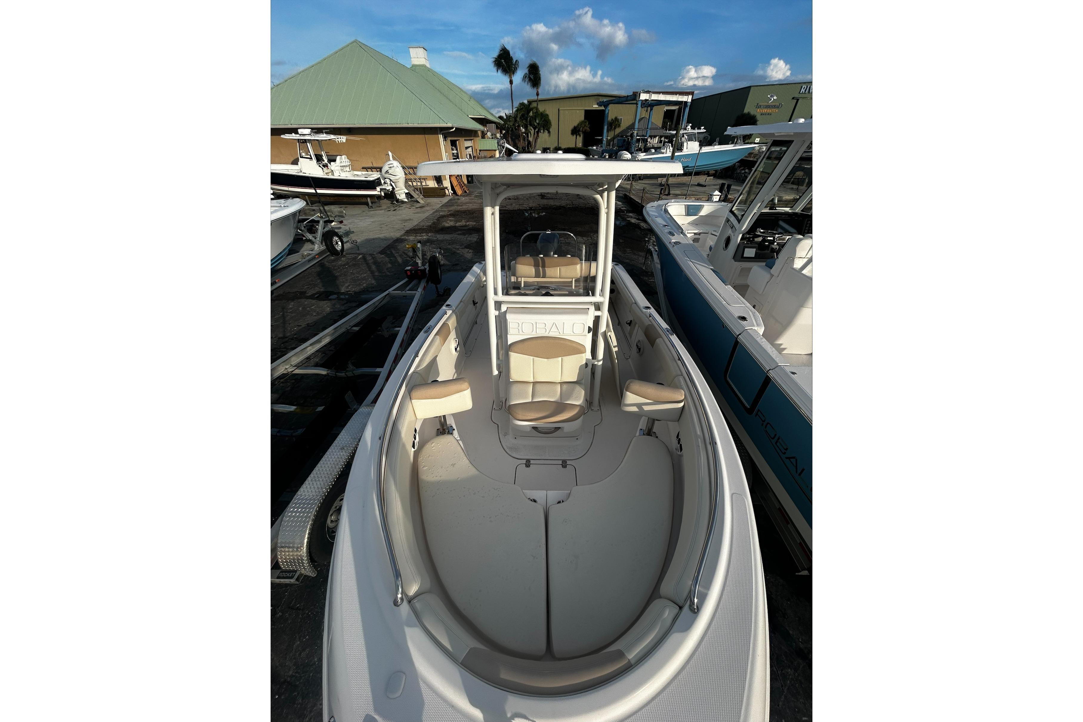 2016 Robalo R222 Center Console - Image 3