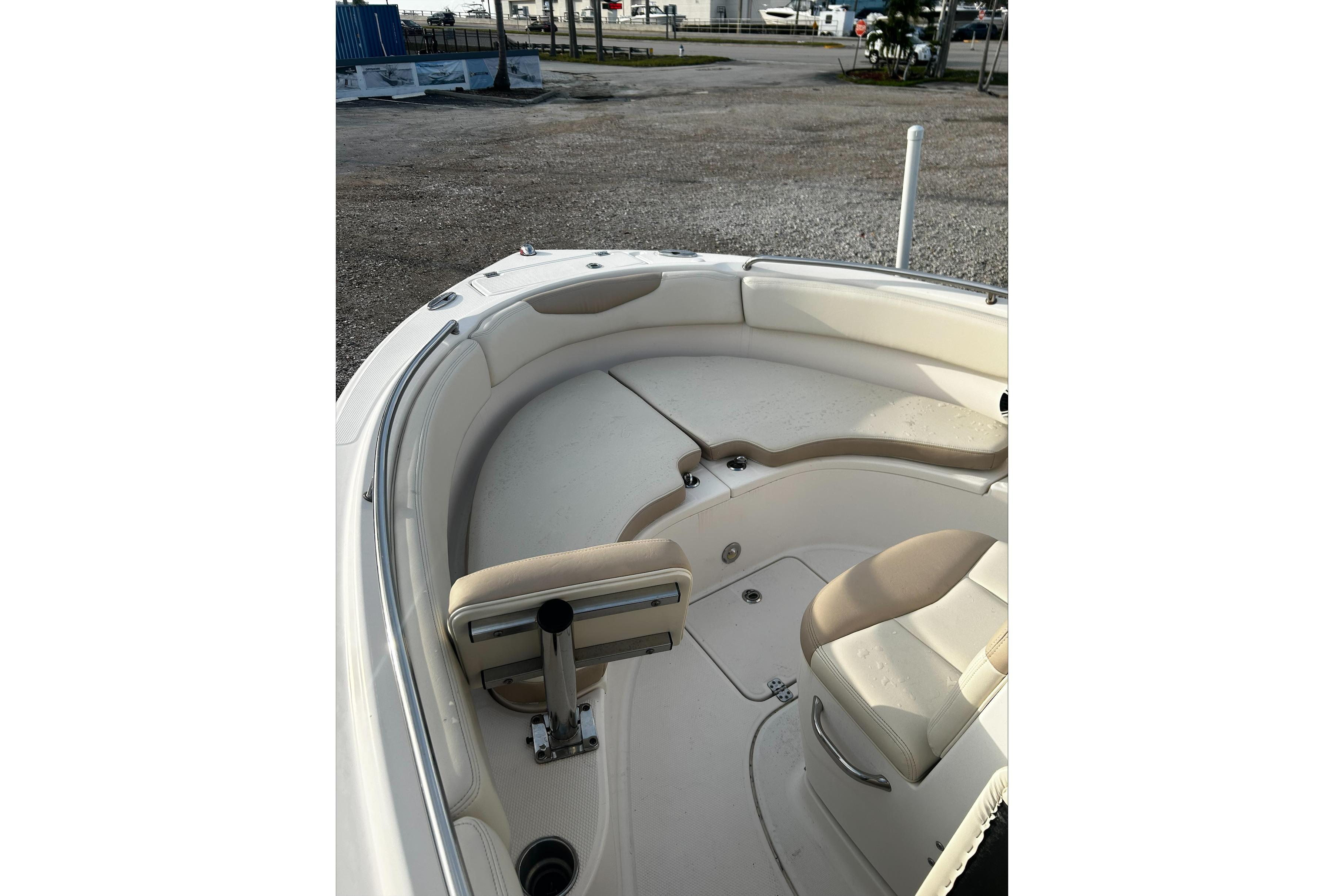 2016 Robalo R222 Center Console - Image 4