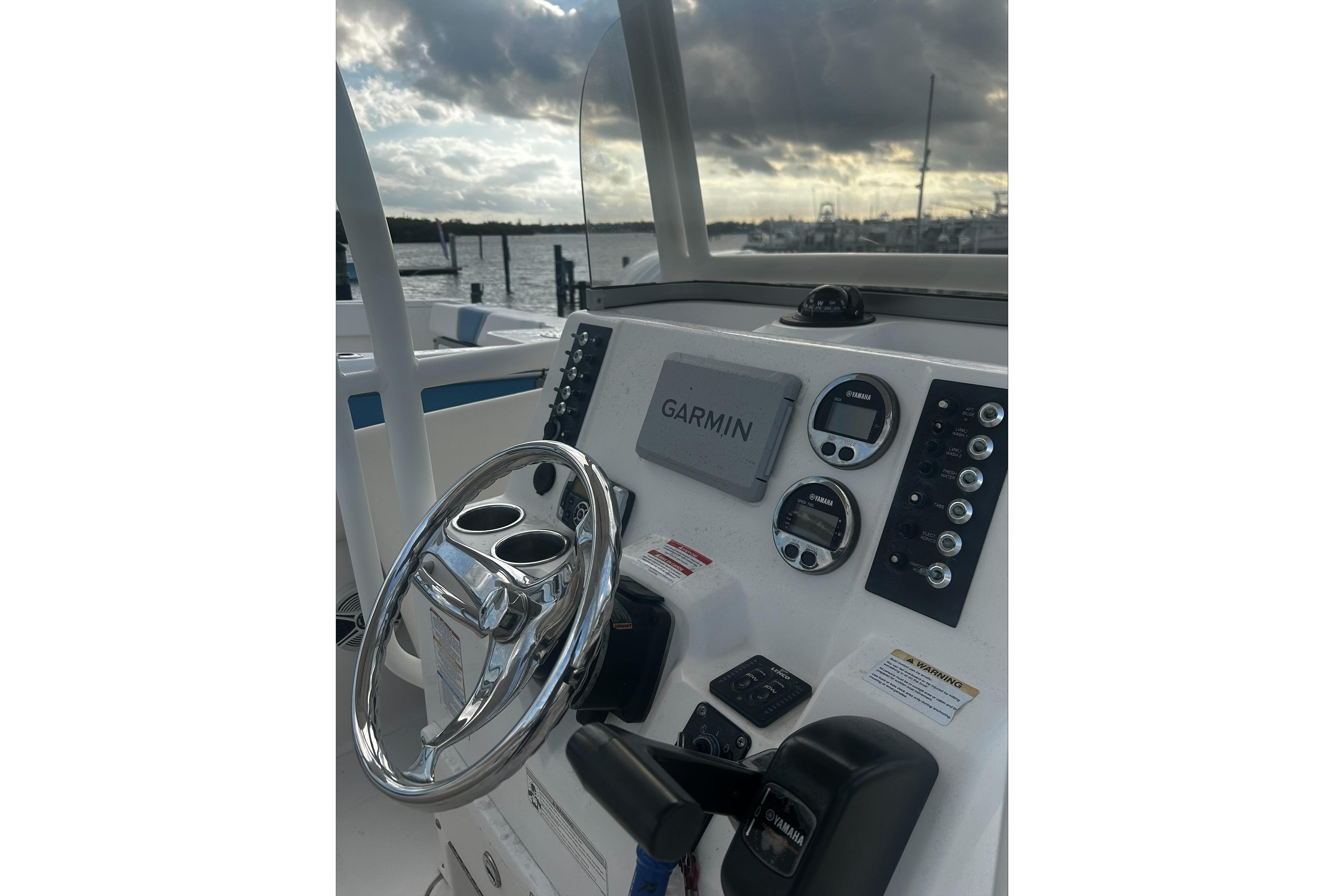 2016 Robalo R222 Center Console - Image 5