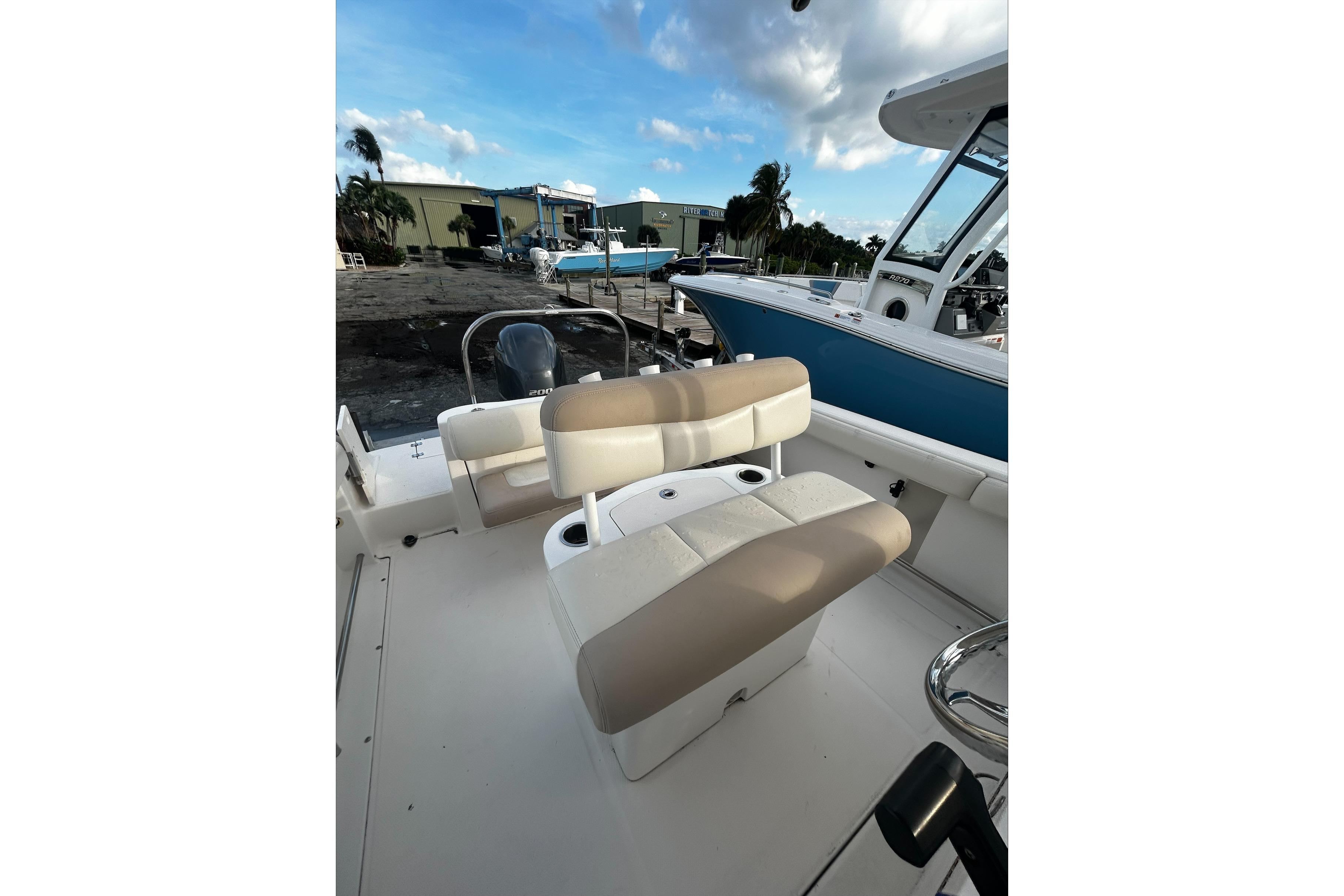 2016 Robalo R222 Center Console - Image 6