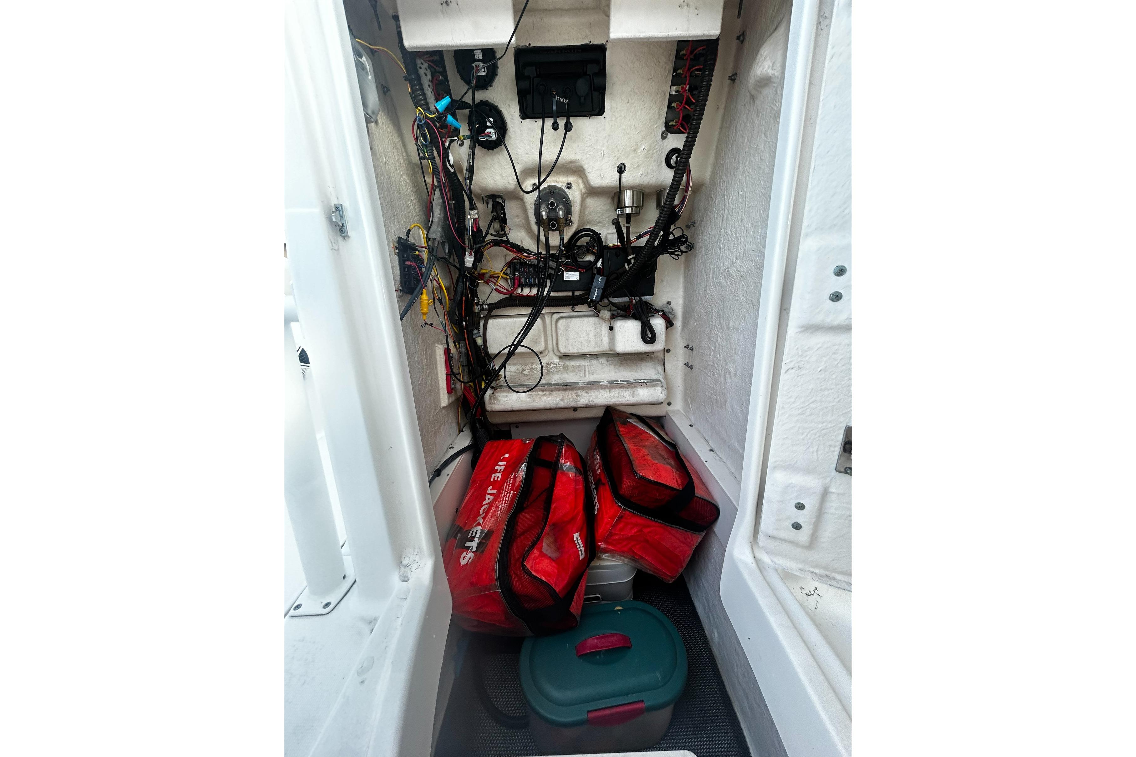 2016 Robalo R222 Center Console - Image 7