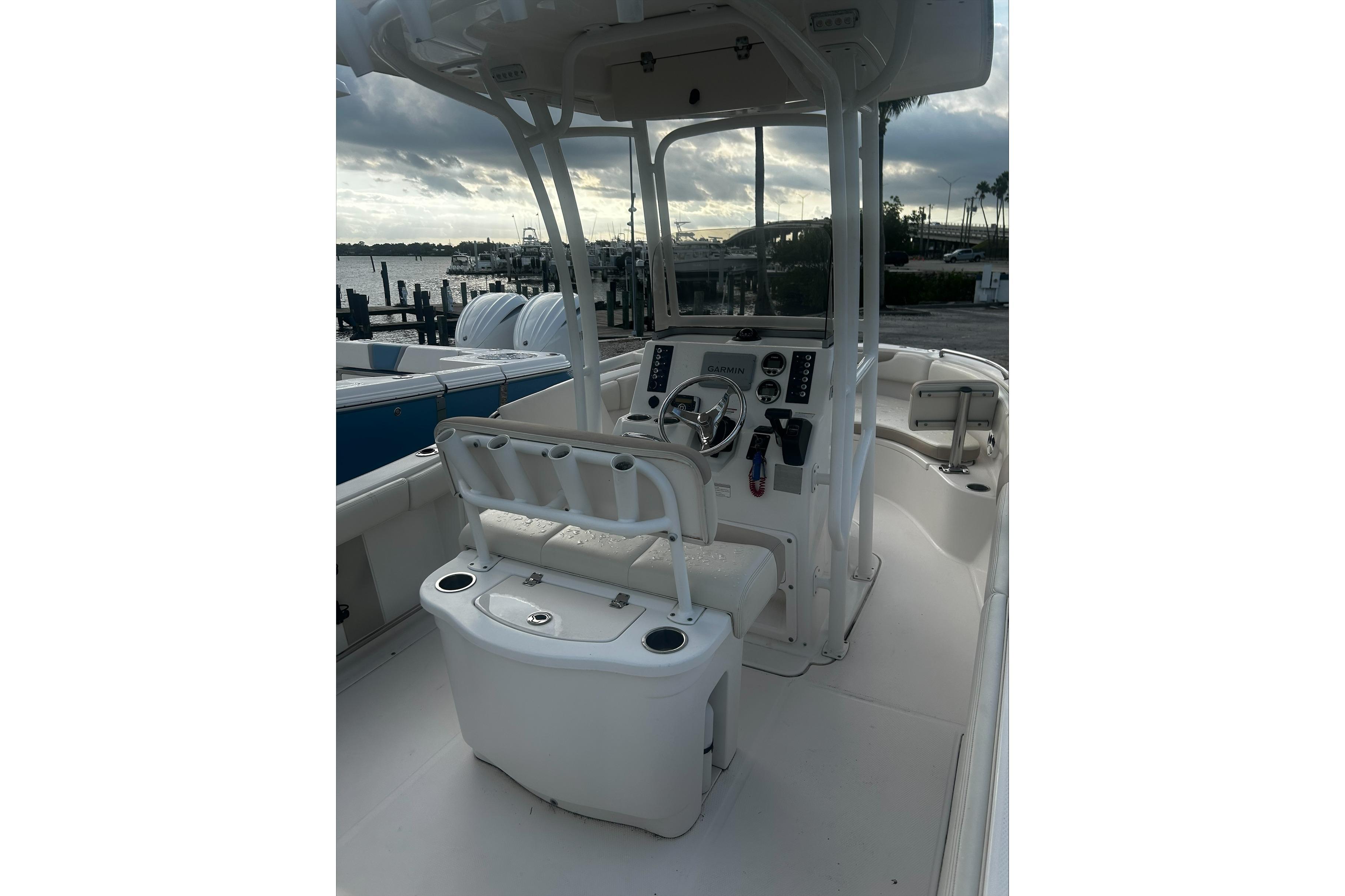 2016 Robalo R222 Center Console - Image 8