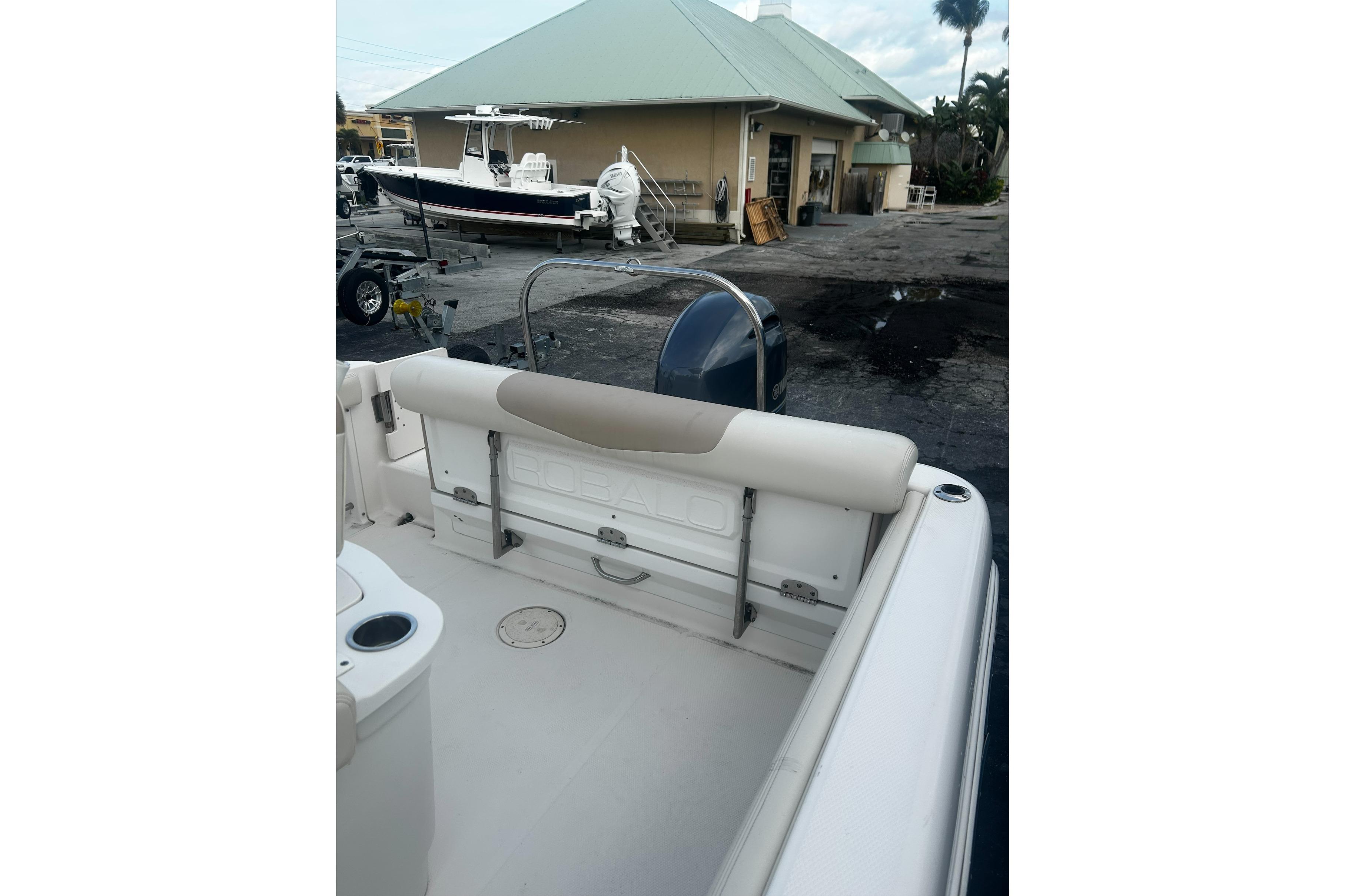2016 Robalo R222 Center Console - Image 9