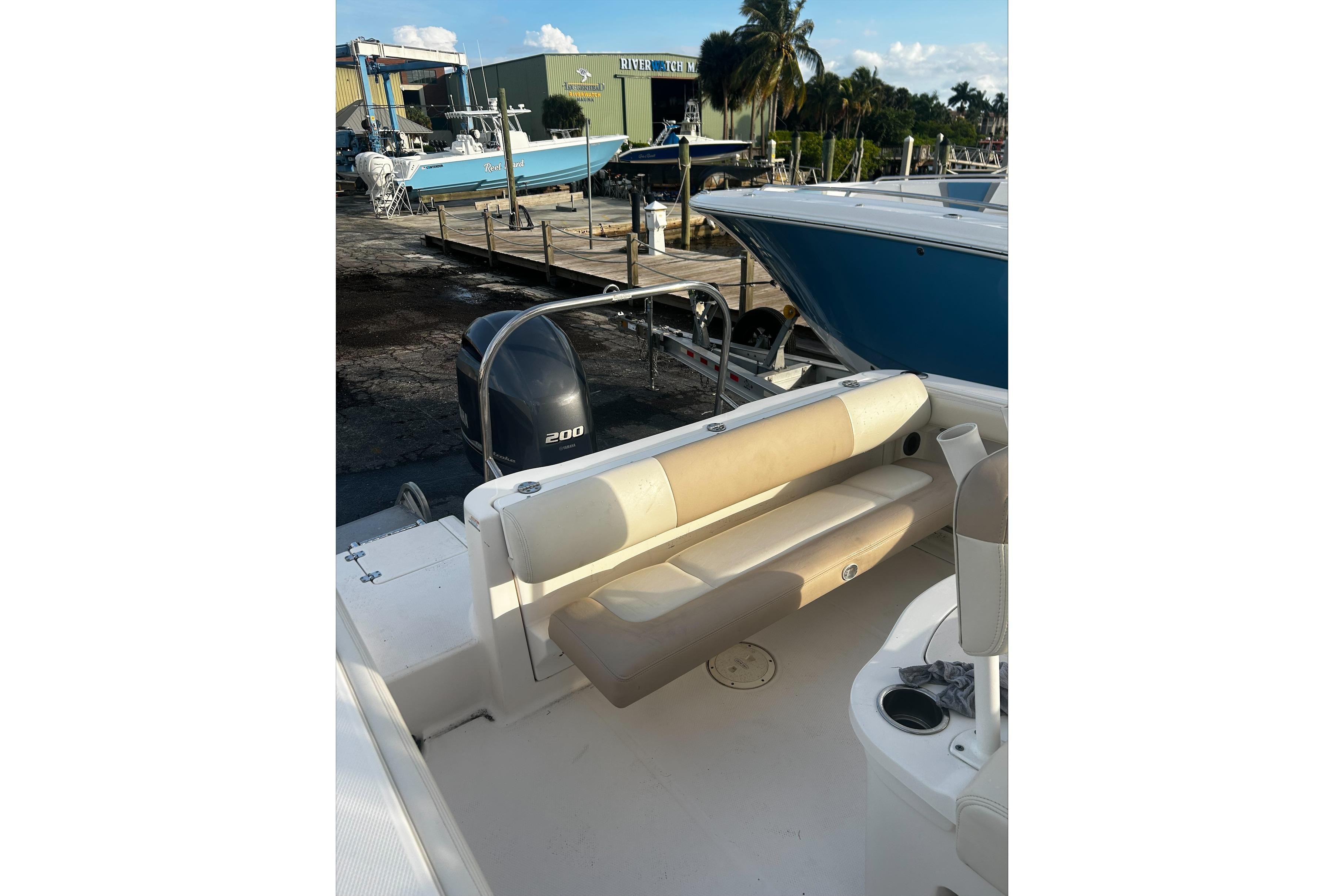 2016 Robalo R222 Center Console - Image 10