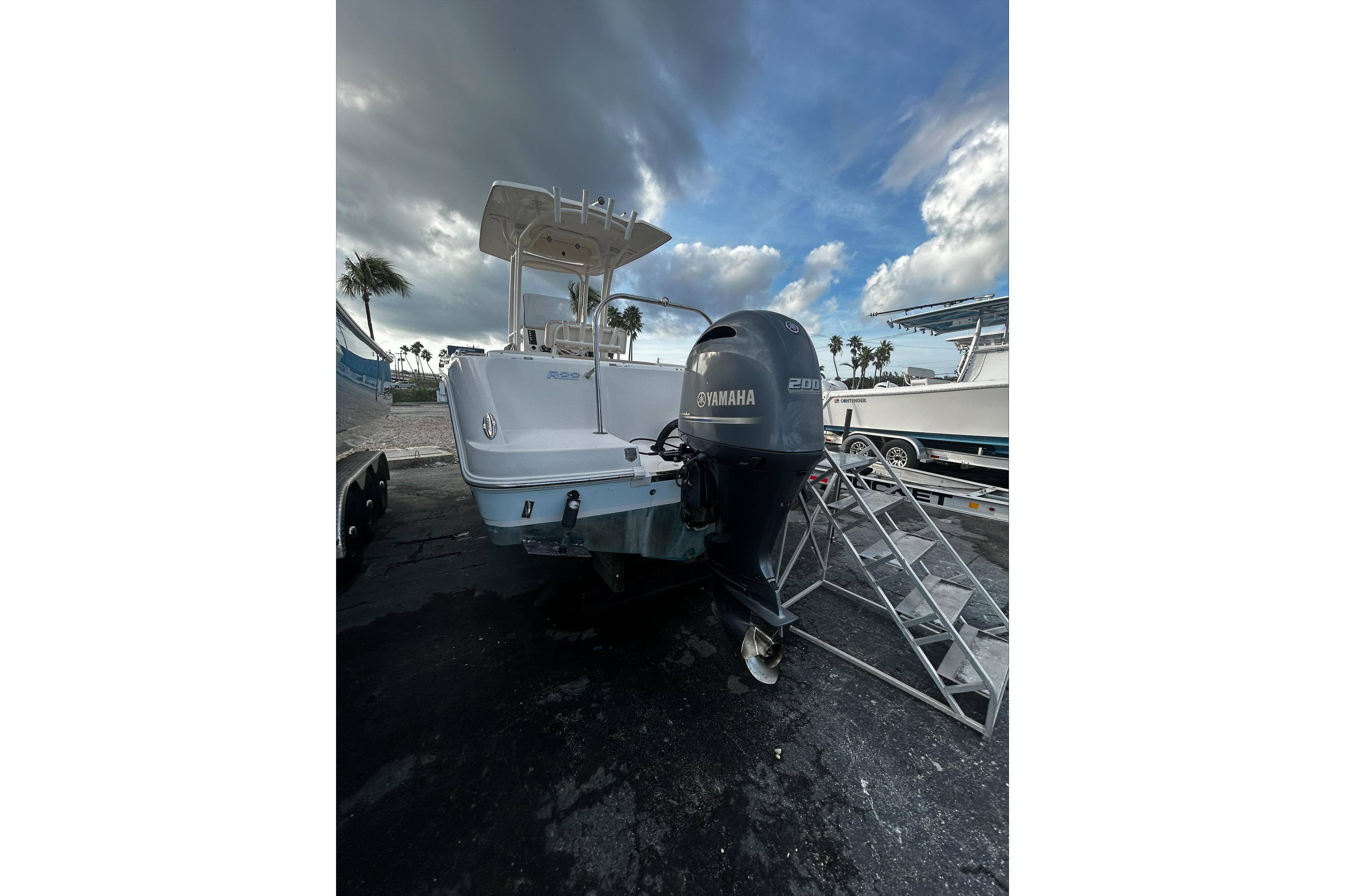 2016 Robalo R222 Center Console - Image 11