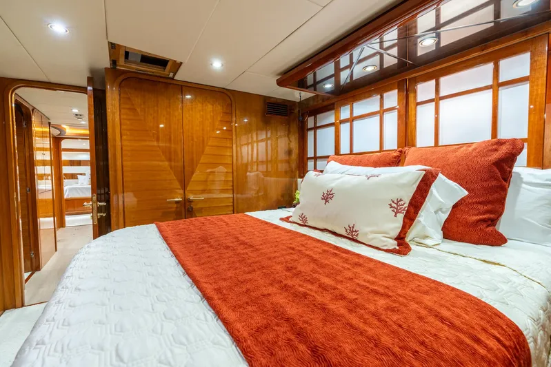 Ossum Dream Yacht Photos Pics Hargrave 96 Ossum Dream - VIP Stateroom