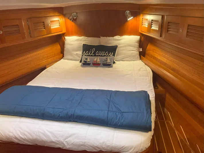 Harmony Yacht Photos Pics Cozy cabin bedroom in 2005 Tillotson-Pearson J-160 sailboat with nautical decor.