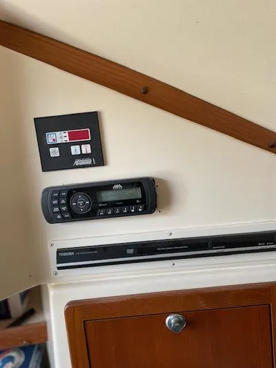 Freedom Yacht Photos Pics A/C Control & Stereo