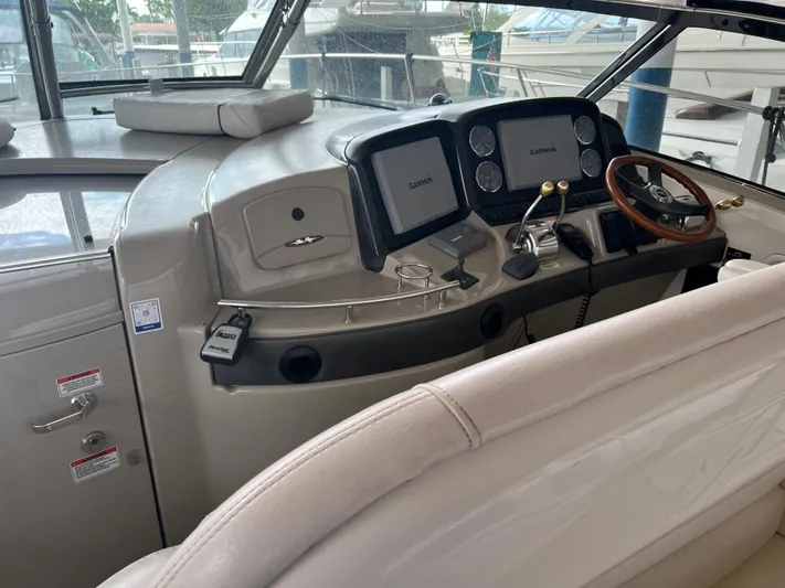  Yacht Photos Pics 2007 Sea Ray 44 Sundancer helm with dual Garmin displays and leather seating.