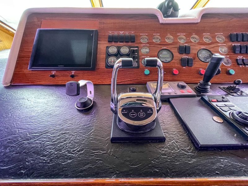 1989 Hatteras 80 Cockpit Motoryacht