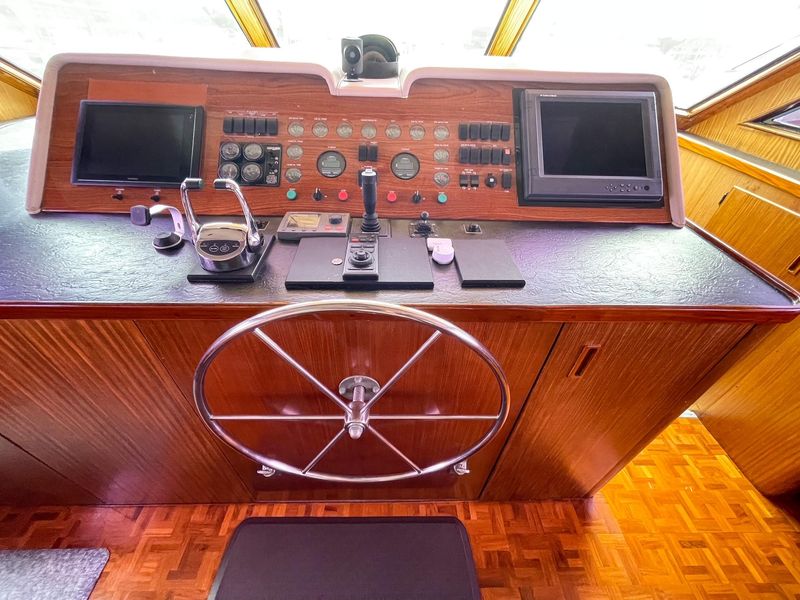 1989 Hatteras 80 Cockpit Motoryacht