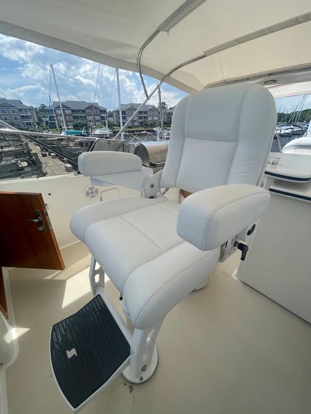 1989 Hatteras 80 Cockpit Motoryacht