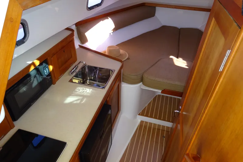 Narwhal Yacht Photos Pics 2007 Hunt Yachts Surfhunter 29 cabin interior with kitchenette and cozy sleeping area.