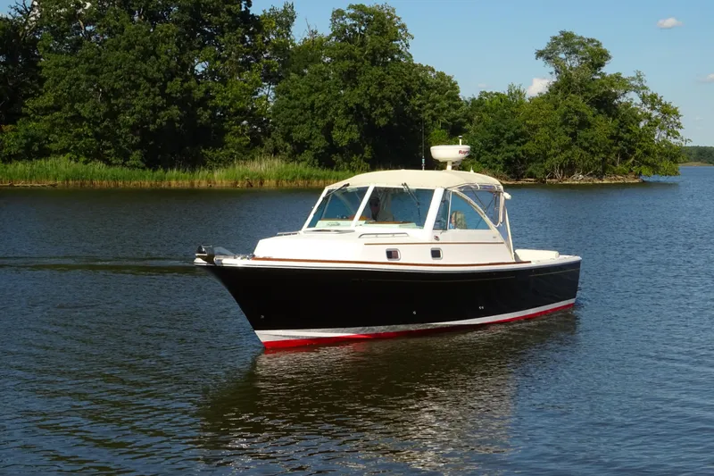 Narwhal Yacht Photos Pics 2007 Hunt Yachts Surfhunter 29 cruising on a serene lake with lush greenery.