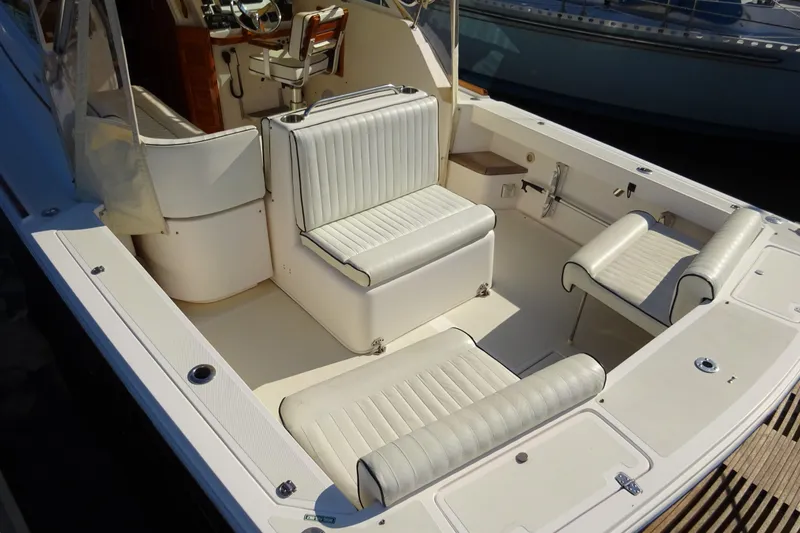 Narwhal Yacht Photos Pics 2007 Hunt Yachts Surfhunter 29 interior with white cushioned seating and wooden accents.
