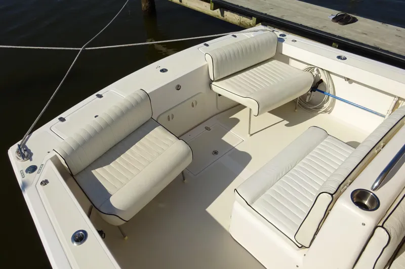 Narwhal Yacht Photos Pics 2007 Hunt Yachts Surfhunter 29 interior with white cushioned seating and deck view.