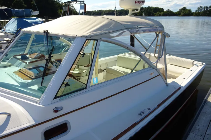 Narwhal Yacht Photos Pics 2007 Hunt Yachts Surfhunter 29 docked, featuring a sleek design and spacious seating.