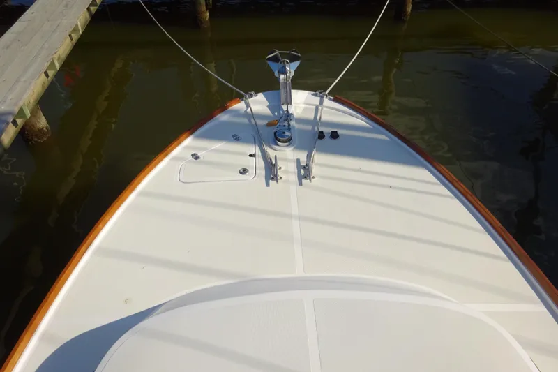 Narwhal Yacht Photos Pics 2007 Hunt Yachts Surfhunter 29 bow view at dock, showcasing deck details.