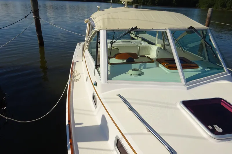 Narwhal Yacht Photos Pics 2007 Hunt Yachts Surfhunter 29 docked on calm water, showcasing sleek design and spacious deck.