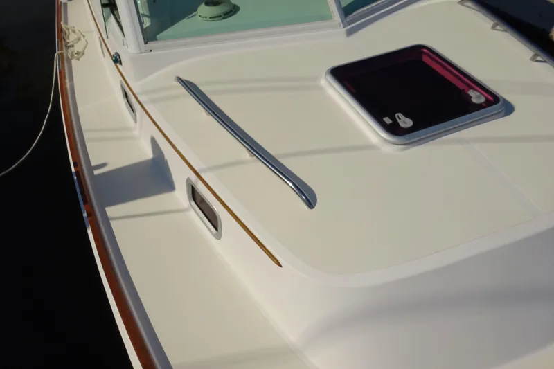 Narwhal Yacht Photos Pics 2007 Hunt Yachts Surfhunter 29 deck with hatch and railing detail.