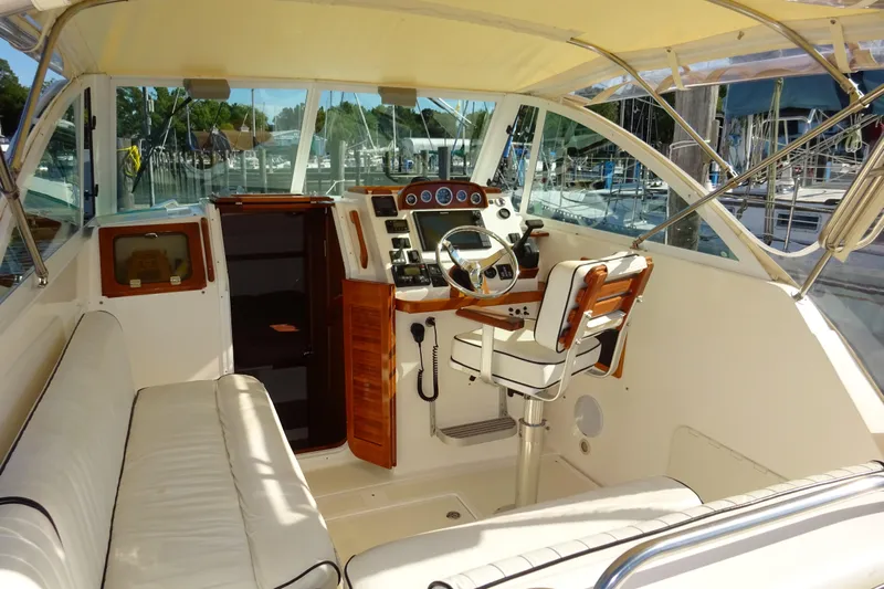 Narwhal Yacht Photos Pics 2007 Hunt Yachts Surfhunter 29 interior with helm, seating, and controls.