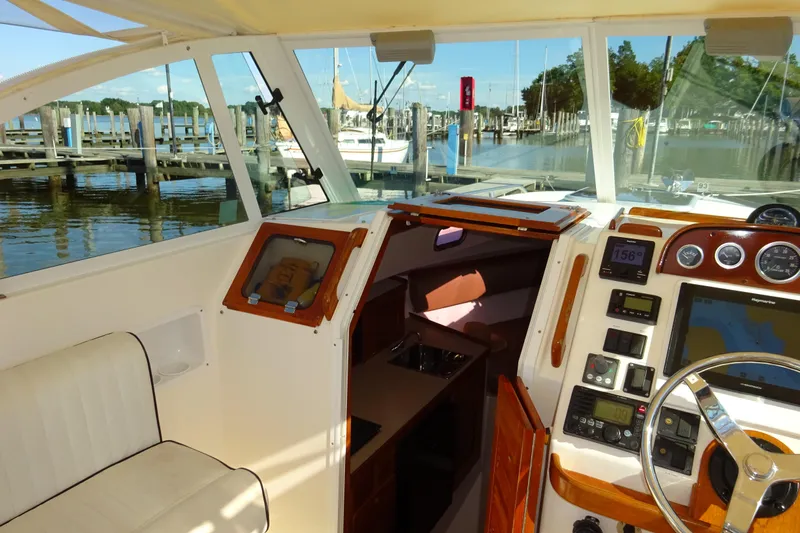 Narwhal Yacht Photos Pics 2007 Hunt Yachts Surfhunter 29 cockpit with navigation instruments, docked at marina.