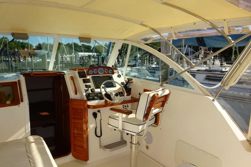 Narwhal Yacht Photos Pics 2007 Hunt Yachts Surfhunter 29 helm with steering wheel and navigation controls.