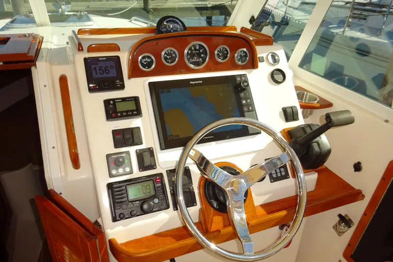 Narwhal Yacht Photos Pics Helm of 2007 Hunt Yachts Surfhunter 29 with navigation instruments and steering wheel.