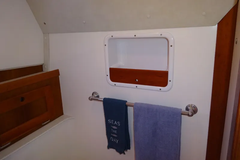 Narwhal Yacht Photos Pics Interior of 2007 Hunt Yachts Surfhunter 29 with towel rack and storage compartment.