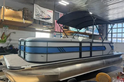 Bentley Pontoons Bolt 223