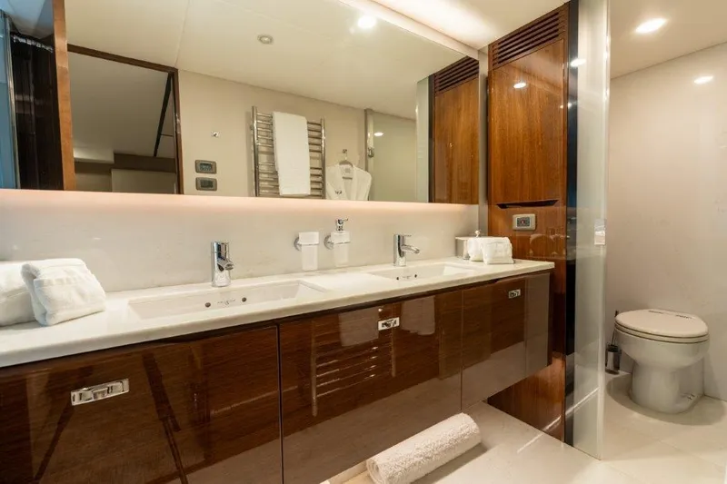 Kaos Yacht Photos Pics Princess 85 Kaos - Master Head